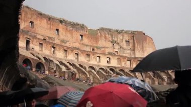 Şemsiyeli Turistler Islak Roma Kolezyumunda Yürüyorlar 