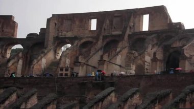 Yağmurlu bir günde Roma Kolezyumunda Yürüyen Turistler 