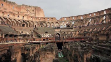 Roma 'da kasvetli ve bulutlu bir günde Colosseum' u keşfetmek  
