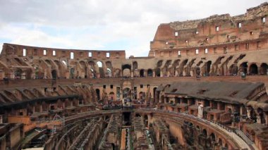 Antik Roma Kolezyumu 'nu Keşfeden Ziyaretçiler  