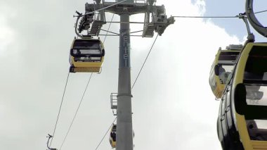 La Paz ve El Alto, Bolivya 'yı birbirine bağlayan Mi Teleferico Kablo Arabasının Sarı Hattı - 4K