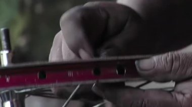 Bisiklet Bakım Dükkanında Yağlı Eller Bisiklet Frenlerini Tamir Ediyor, Yaklaş - 4K