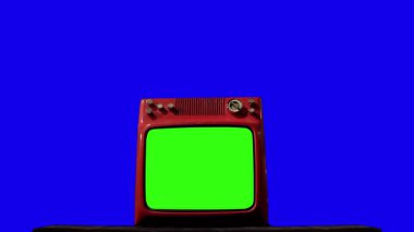 Mavi Arkaplan Karşısında Yeşil Ekranlı Klasik Kırmızı Televizyon - Dolly In - 4K