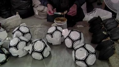 Futbol Topu Üretim Süreci, Bir İşçinin Elle Dikilmiş Futbol Topuna Hava Mesanesi Yerleştiren Elleri. Yakın çekim. 4K Çözünürlüğü.