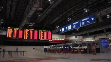 Havayolu Masaları Vaclav Havel Havalimanı, Prag, Çek Cumhuriyeti, Gece Boyunca Kapandı 