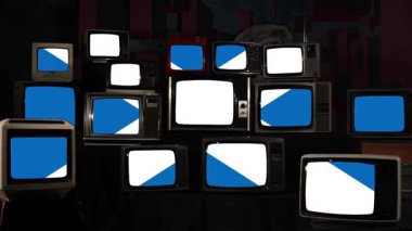 İskoçya Bayrağı bir yığın Eski Retro Televizyonda sergileniyor. 4K Çözünürlüğü.