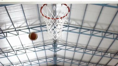 Basketbol topu sahanın tepesine fırlatılır. Düşük Açı Görünümü. 4K Çözünürlüğü.