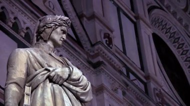 Dante Alighieri 'nin Piazza Santa Croce, Floransa, Toskana, İtalya' daki heykeli. Yakın çekim. 4K Çözünürlüğü.