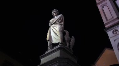 Dante Alighieri 'nin Piazza Santa Croce, Floransa, Toskana, İtalya' daki heykeli. 4K Çözünürlüğü.