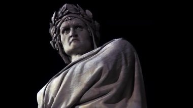 Dante Alighieri 'nin Piazza Santa Croce, Floransa, Toskana, İtalya' daki heykeli. Yakın çekim. 4K Çözünürlüğü.