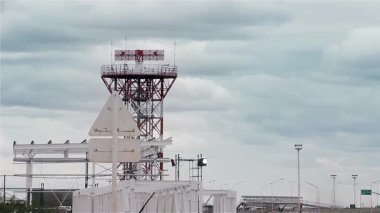 Rio Gallegos Uluslararası Havalimanı Radar Kulesi, Santa Cruz Eyaleti, Arjantin. 4K Çözünürlüğü.