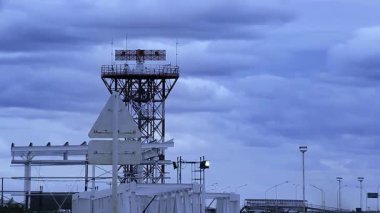 Günbatımında Bulutlu Gök 'e Karşı Radar Anteni. 4K Çözünürlüğü.
