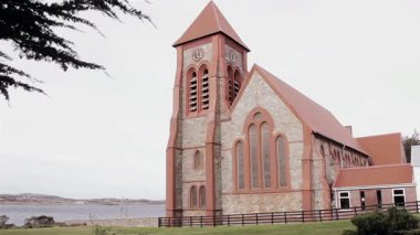 Falkland Adaları 'nın başkenti Port Stanley' deki (Malvinas Adaları olarak da bilinir) Christ Church Katedrali 'nin görüntüsü. 4K Çözünürlüğü.