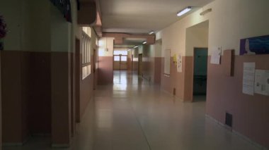 Arjantin 'de bir okulun teneffüs döneminde uzun ve boş koridoru..  
