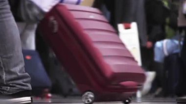 Roma Termini Tren İstasyonu, Roma, Lazio, İtalya 'daki Salonda Yürüyen İnsanlar. Düşük Açı Görünümü. 4K Çözünürlüğü.