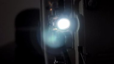 Vintage Movie Projector iş başında. Yakın çekim. 4K Çözünürlüğü.