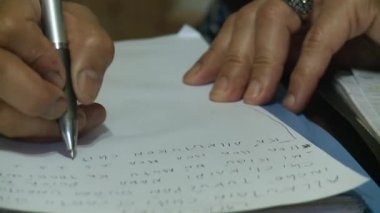 Arjantin 'in La Pampa eyaletindeki evinde yerli dilinde mektup yazan bir kadın. Kapat..  