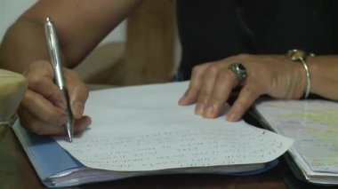 Arjantin 'in La Pampa eyaletindeki evinde yerli dilinde mektup yazan bir kadın. Kapat.. 