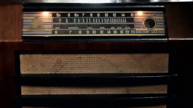Eski Radyo Kabinesi Antikacıda Işıkları Çeviriyor. Yakın çekim. 4K Çözünürlüğü.
