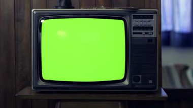 Eski Televizyon Yeşil Parlak Parlak Oturma Odasında Parlak Parlak Ekranla Açılıyor, Yakınlaş - 4K