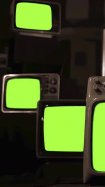 Yığılmış Eski TV 'leri Yeşil Ekranlı Senkronize Kapatma, Sepia Tone - 4K Dikey