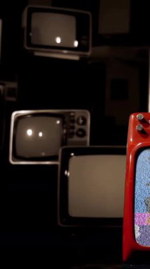 Yığılmış Retro TV 'ler Eski Kırmızı Televizyonu Çevreledi Yeşil Ekran ve Parazit ile açılıyor, Sepia Tone - Dikey 4K