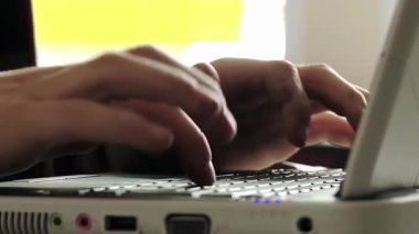 Dijital Öğrenim: Sınıfta Erkek Öğrenci Laptop Kullanıyor, Yan Bakış, Yakın - 4K