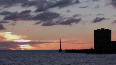 Uruguay, Rambla 'dan Montevideo Skyline ile Sunset' teki Rio de la Plata 'nın Horizon Manzarası - 4K