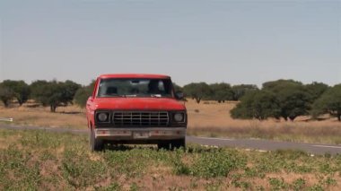 Arjantin 'in La Pampa ilindeki Kırsal Yol' daki eski Kırmızı Kamyonet. 