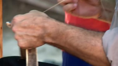 Bir Arjantinli Gaucho, kır evinde At Köprüsü Tamir Ediyor. Kapat.. 