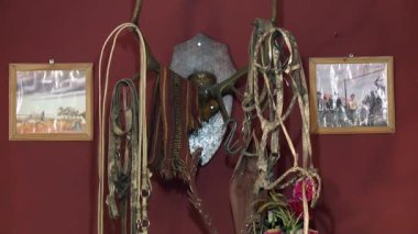 Çiftliğinde bir Arjantin Gaucho hayvan derisinden şeritler asıyor. Kapat..  