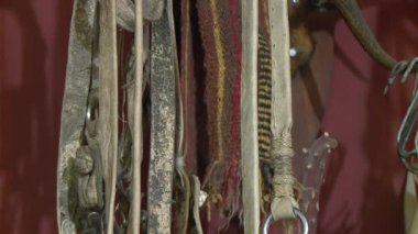 Bridles, Deri Şeritler ve Arjantin 'deki Kırsal Bir Evin Duvarında Asılı Atlar İçin Diğer Malzemeler. Kapat..  