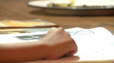 Genç çocuk evde kitap okuyor. Kapat.. 