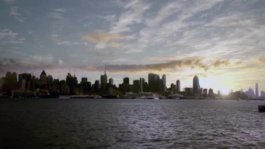Manhattan Skyline Sunset, New York, ABD 'de. 4K Çözünürlüğü.