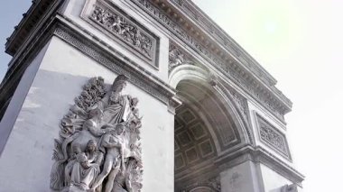 Fransa 'nın başkenti Paris' teki en ünlü anıtlardan biri olan Zafer Takı 'nın (Zafer Takı) doğu cephesinde bulunan La Paix (Barış) heykeli. 4K Çözünürlüğü.