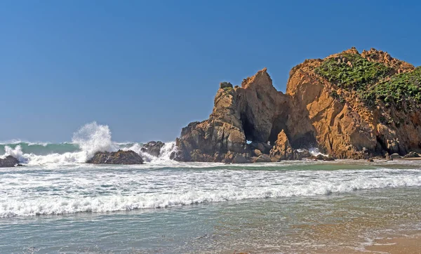 Barevné Pobřežní Skály Mezi Havarijními Vlnami Pfeiffer Beach Kalifornii — Stock fotografie