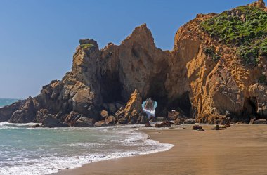 Kaliforniya 'daki Pfeiffer Big Sur Eyalet Parkı' ndaki sahil sahilindeki Jagged Sea Stack.