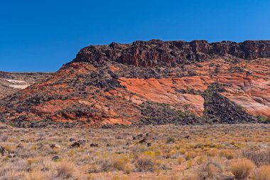 Utah 'taki Kar Kanyonu Eyalet Parkı' ndaki Kum Taşı Tepesinde Volkanik Katman