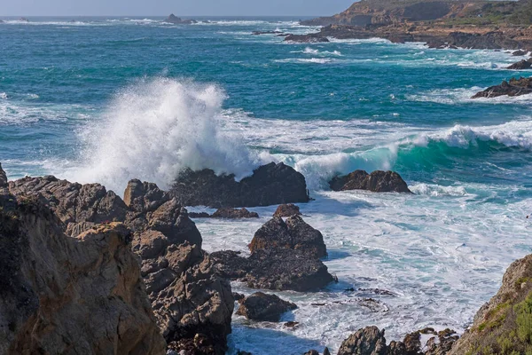 Vlny Narážející Mořské Skály Státní Přírodní Rezervaci Point Lobos Kalifornii — Stock fotografie