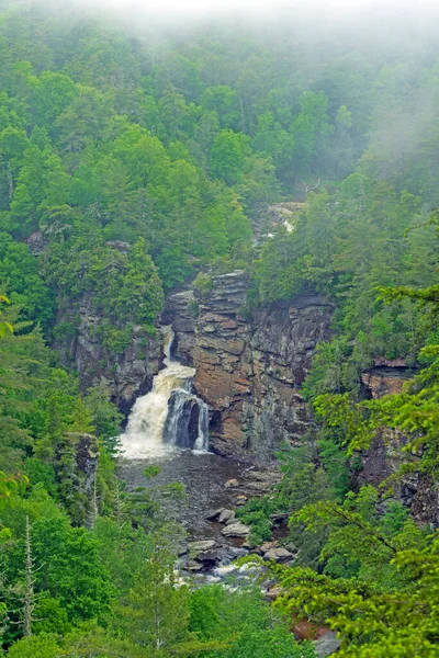 Cachoeira Pedras Uma Névoa Montanha Desfiladeiro Linville Carolina Norte — Fotografia de Stock