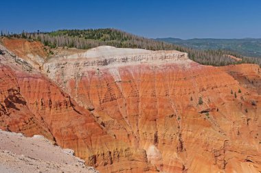 Utah 'taki Cedar Ulusal Anıtı' nda Açığa Çıkan Kayalıkların Canlı Gölgeleri