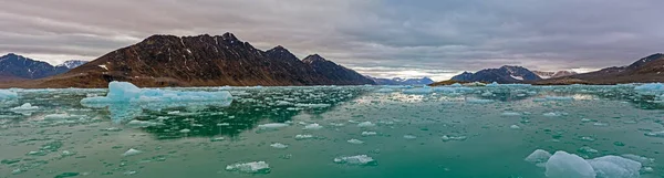 Nubes Matutinas Luz Sobre Aguas Cálidas Del Ártico Lilliehookfjorden Las — Foto de Stock