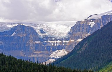 Alberta 'daki Jasper Ulusal Parkı' ndaki Columbia Buz Sahası 'nda Büyük Icefield Bir Dağ Sırtından Düşüyor