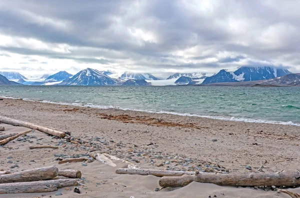 Samotne Wybrzeże Wysokiej Arktyce Smeerenburgu Wyspach Svalbardzkich Norwegii — Zdjęcie stockowe