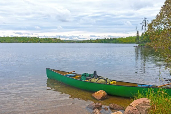 ミネソタ州の境界水のアルパイン湖の穏やかな湖でカヌー準備 — ストック写真