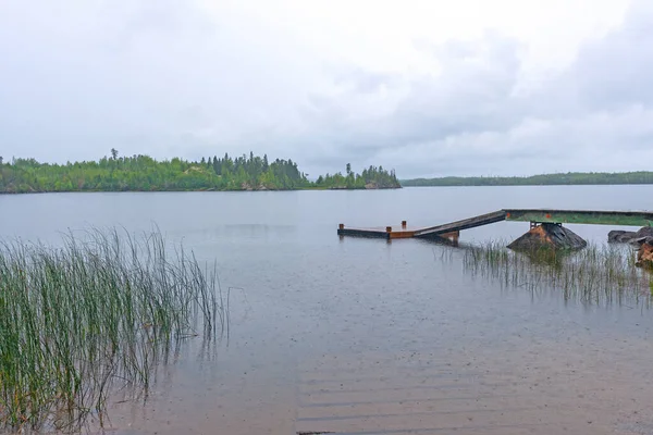 Regenochtend Een Rustieke Dok Seagull Lake Grenswateren Minnesota — Stockfoto