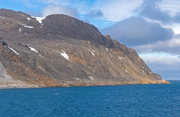 ノルウェーのスヴァールバル諸島の北極海とバーレン岩 — ストック写真