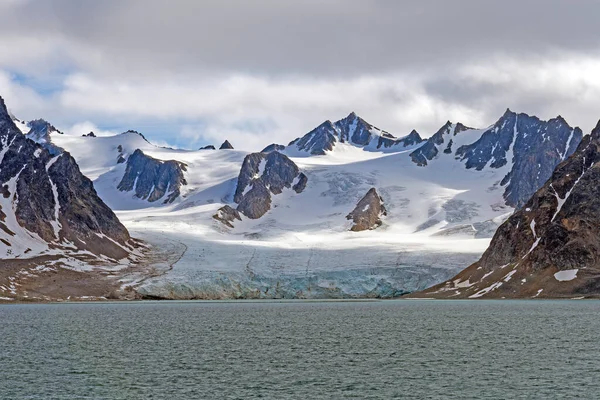 Přílivové Ledovce Zasněžené Hory Vysoké Arktidě Svalbardských Ostrovech Norsku — Stock fotografie