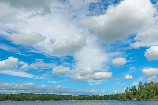 Nuages Élevés Été Sur Lac North Woods Dans Parc National — Photo