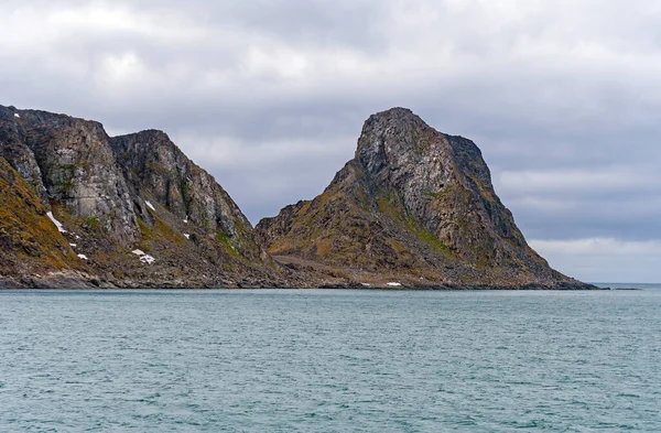 位于挪威斯瓦尔巴群岛北极高原地区的莫洛利斯和丽琴 — 图库照片